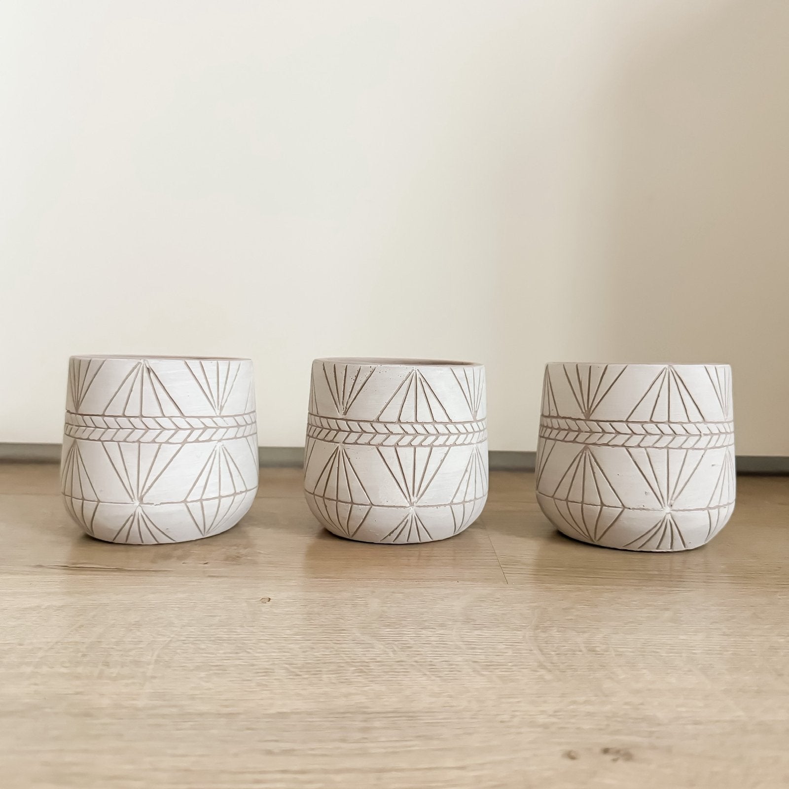 BLOEMPOTJES Set van 3 Aardewerk Wit met Reliëf, Ophalen, Rond, Zo goed als nieuw, Aardewerk