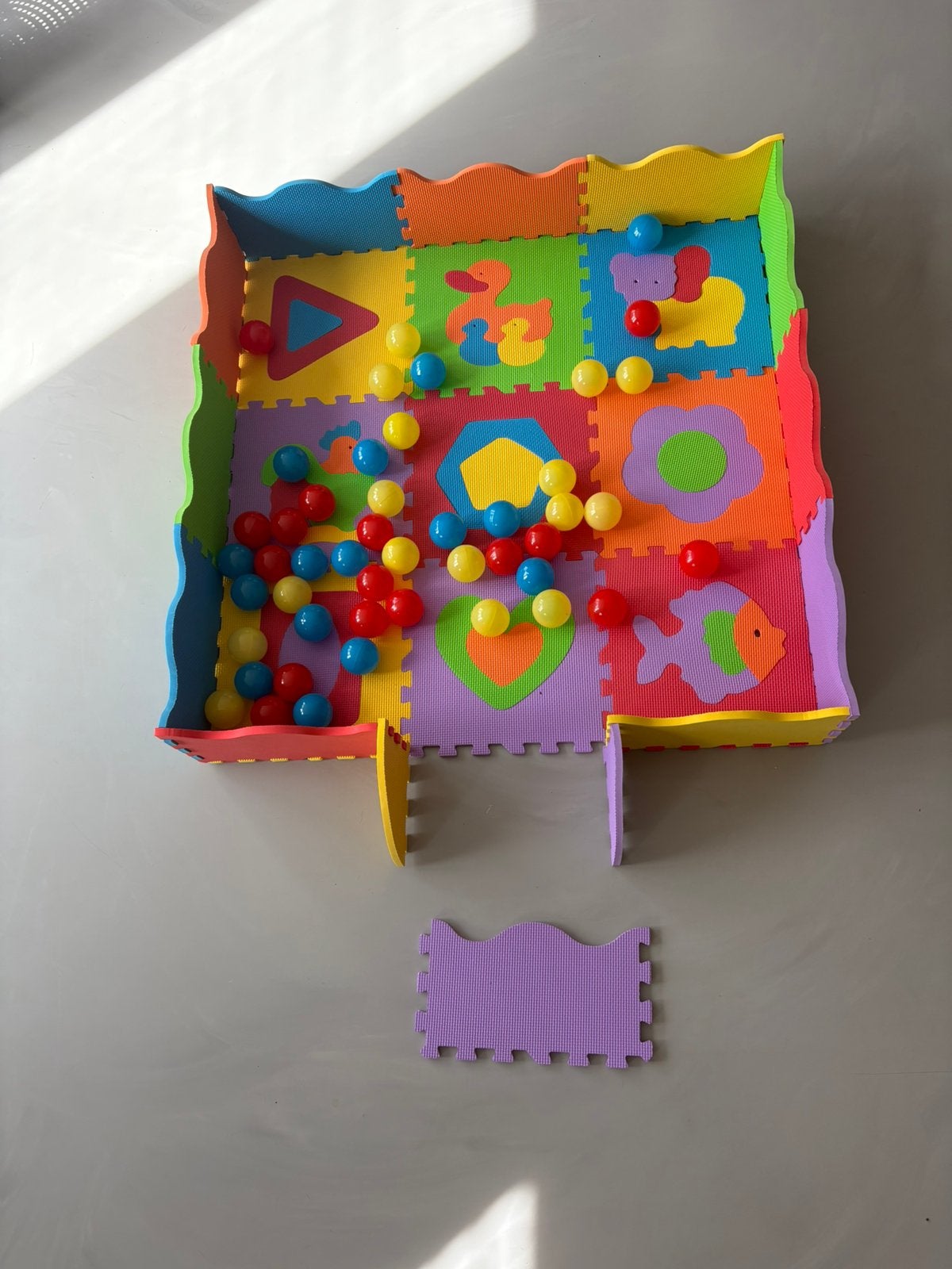 Foam puzzelmat met ballen, kleurrijke speelmat / ballenbak, Kinderen en Baby's, Ophalen, Zo goed als nieuw