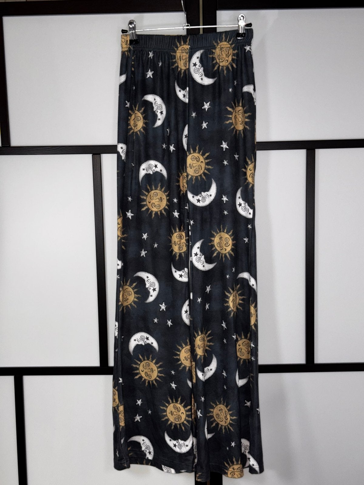 Comfortabele zomerbroek XS/S met zon & maan patroon, Kleding | Dames, Zwart, Ophalen of Verzenden, Zo goed als nieuw, Maat 34 (XS) of kleiner