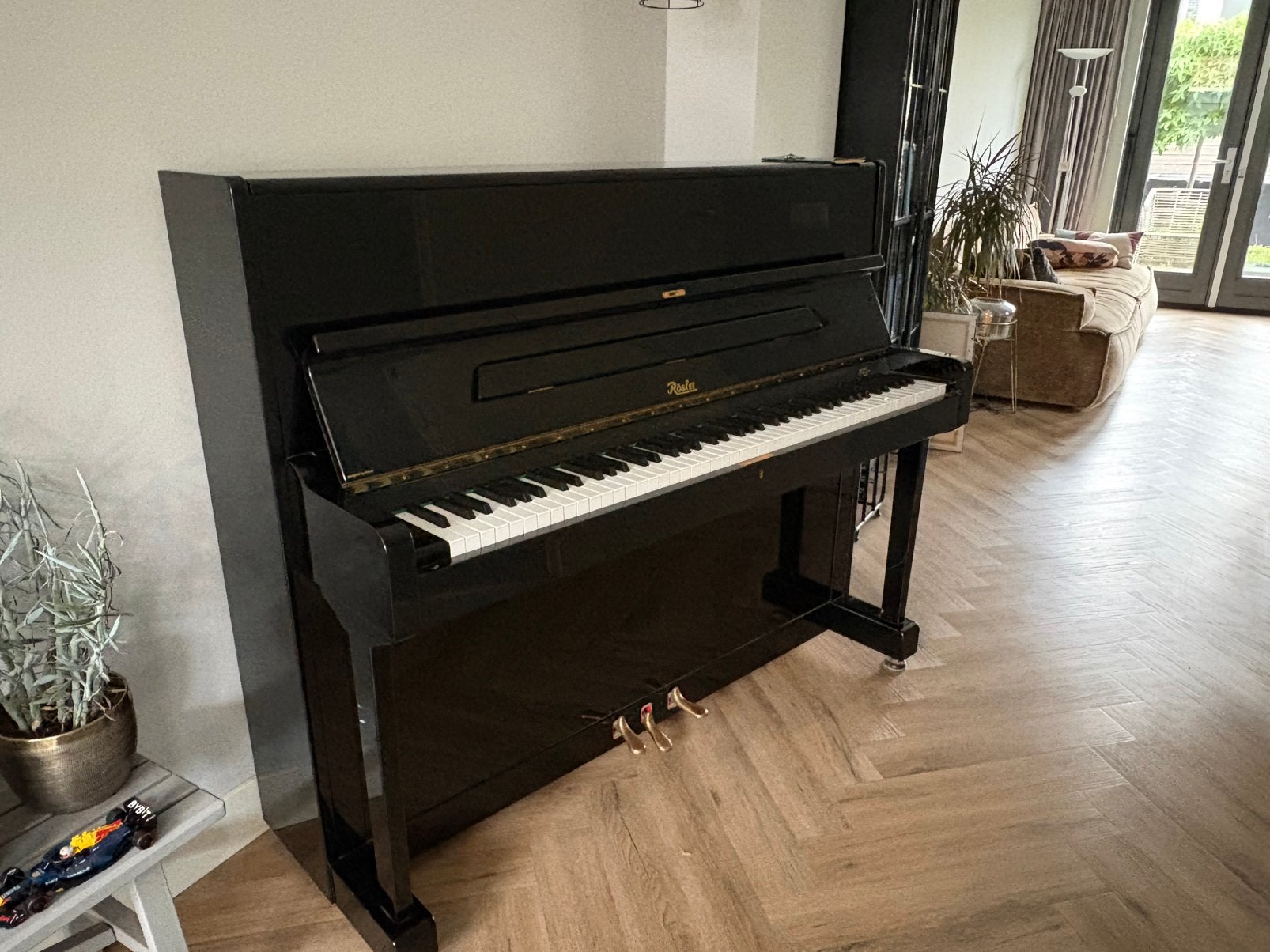 Piano Rösler 118 G1 Zwart Hoogglans + Beethovenbank, Muziek en Instrumenten, Piano's, Ophalen, Zwart, Zo goed als nieuw, Piano