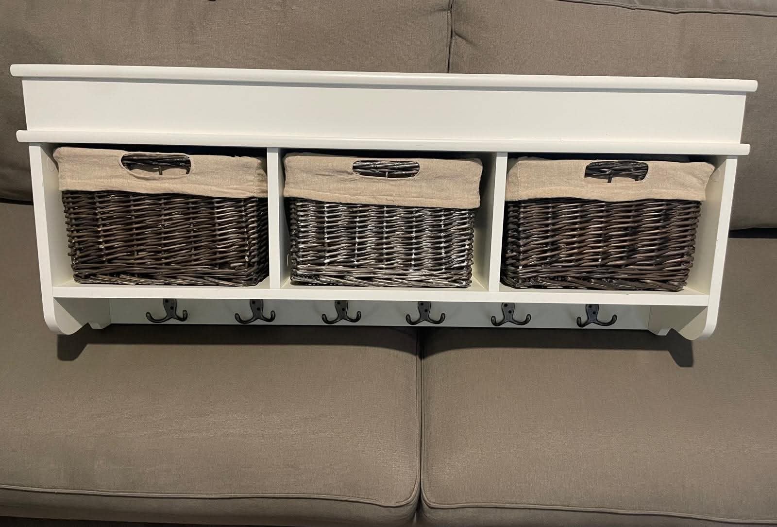 Witte wandkapstok met 3 rieten manden en haken, Wandkapstok, Ophalen of Verzenden, Zo goed als nieuw, Minder dan 100 cm