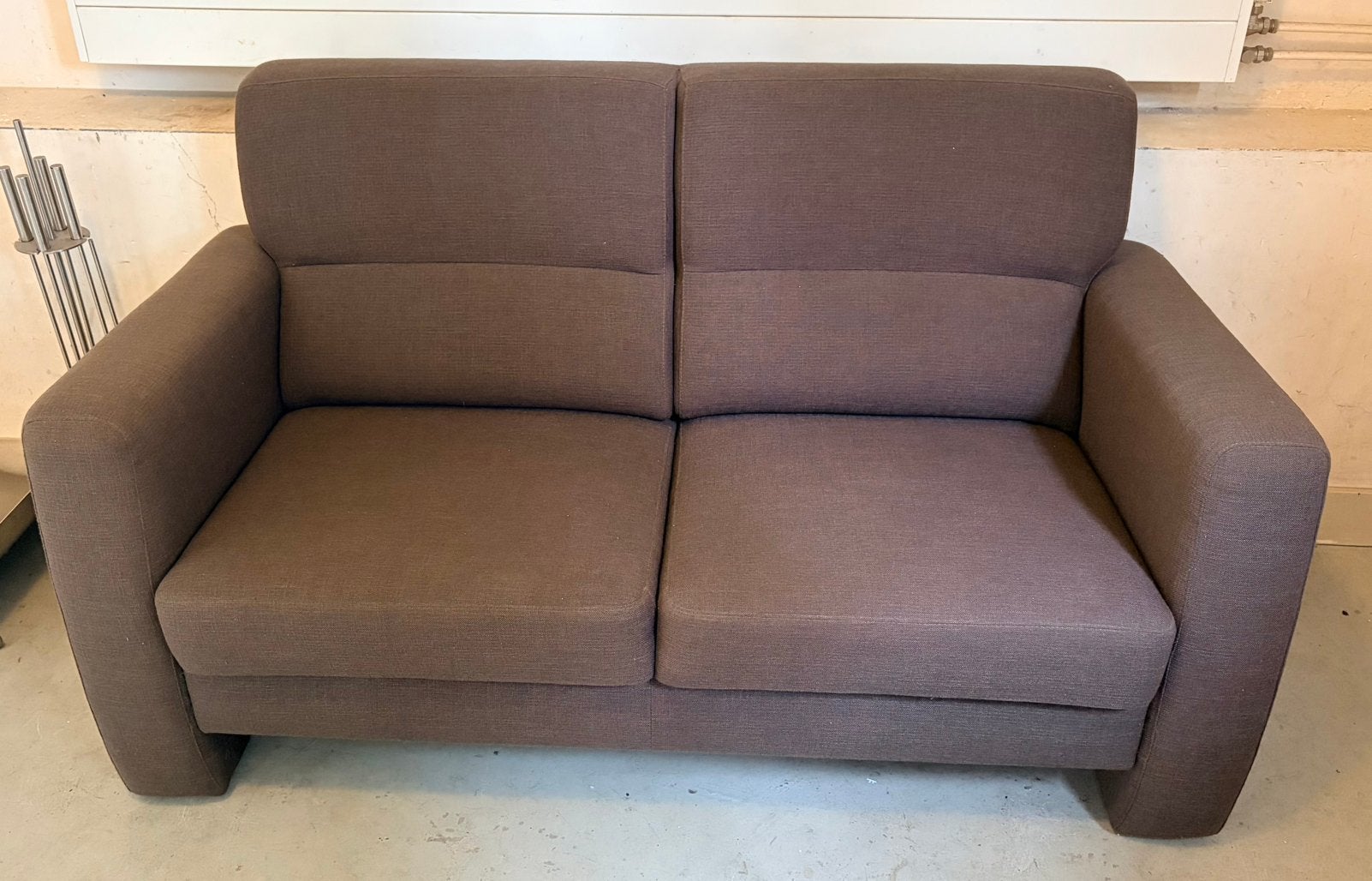 Donkerbruine stoffen tweezits bank, Ophalen, 150 tot 200 cm, Tweepersoons, 75 tot 100 cm
