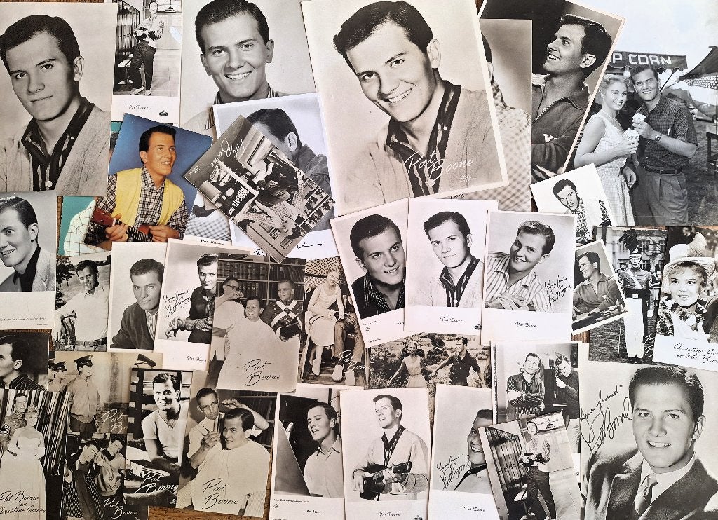 Grote collectie 'gesigneerde Pat Boone foto's en kaarten, Verzamelen, Ophalen of Verzenden, Gebruikt, Foto of Kaart, Gesigneerd