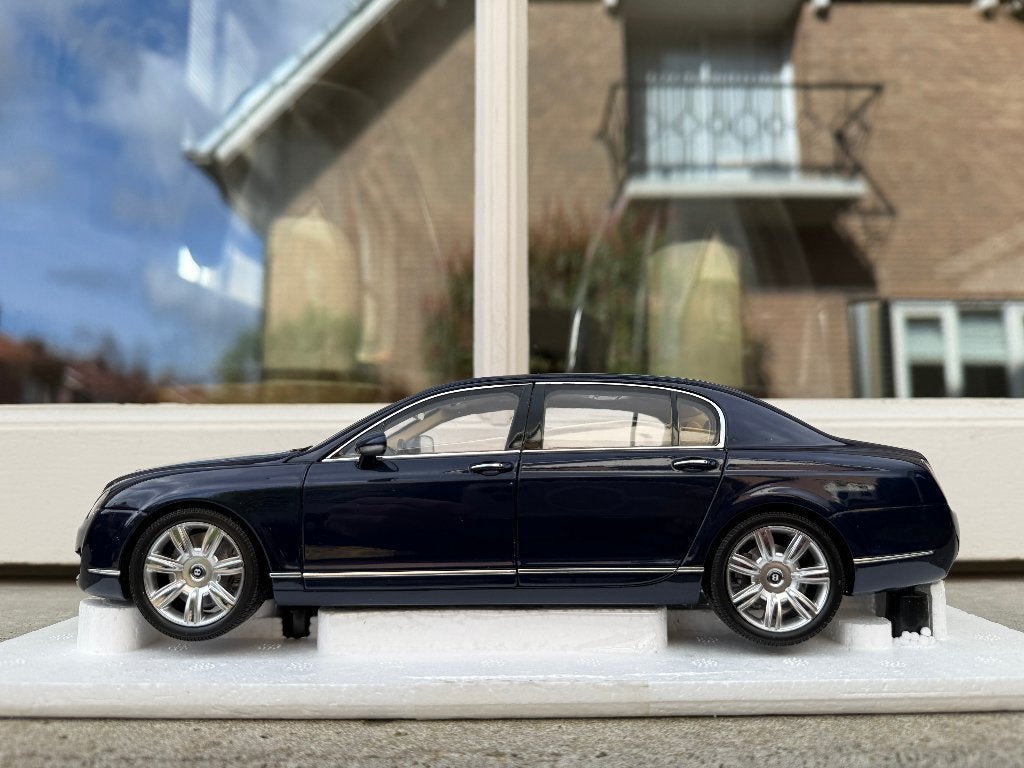 1:18 Bentley Flying Spur blauw 2005 Minichamps LAKOPWERKING, Hobby en Vrije tijd, Modelauto's | 1:18, Minichamps, Auto, Ophalen of Verzenden
