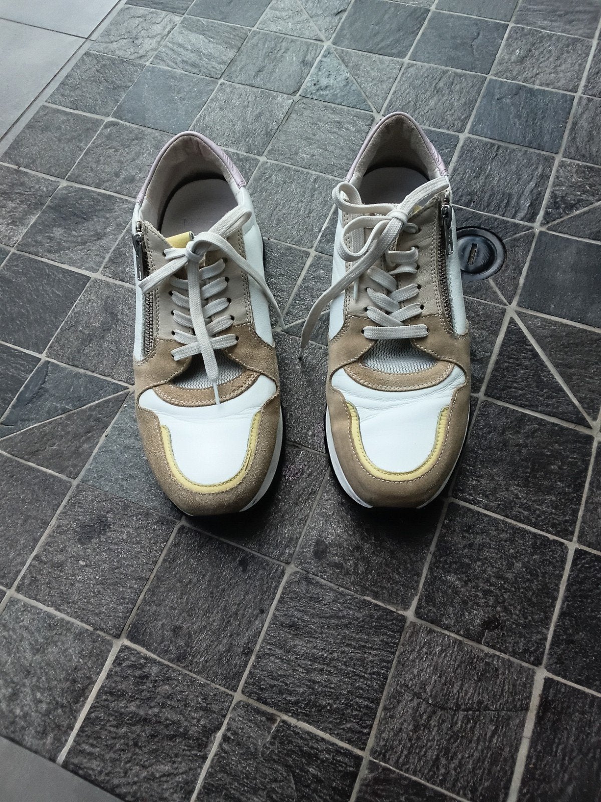 Sneakers maat 40. Witte met beige accenten. Merk NOBS, NOBS, Wit, Ophalen of Verzenden, Sneakers of Gympen