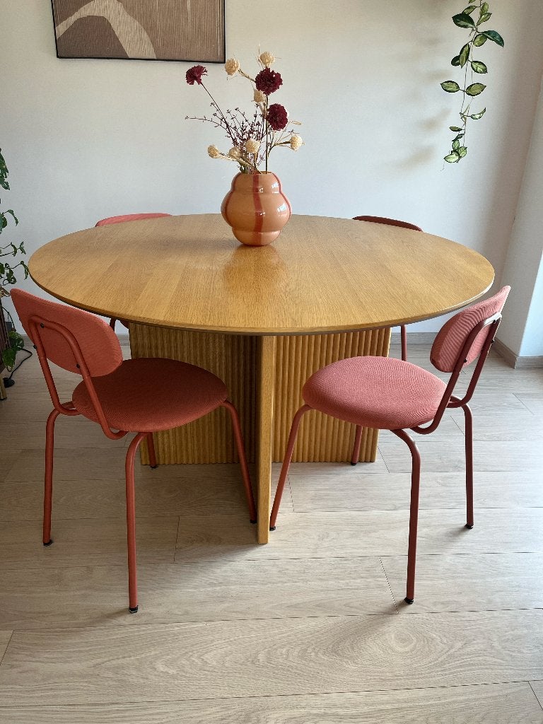 Ronde houten eettafel met geribbeld onderstel, Gebruikt, Rond, Vier personen, Overige houtsoorten