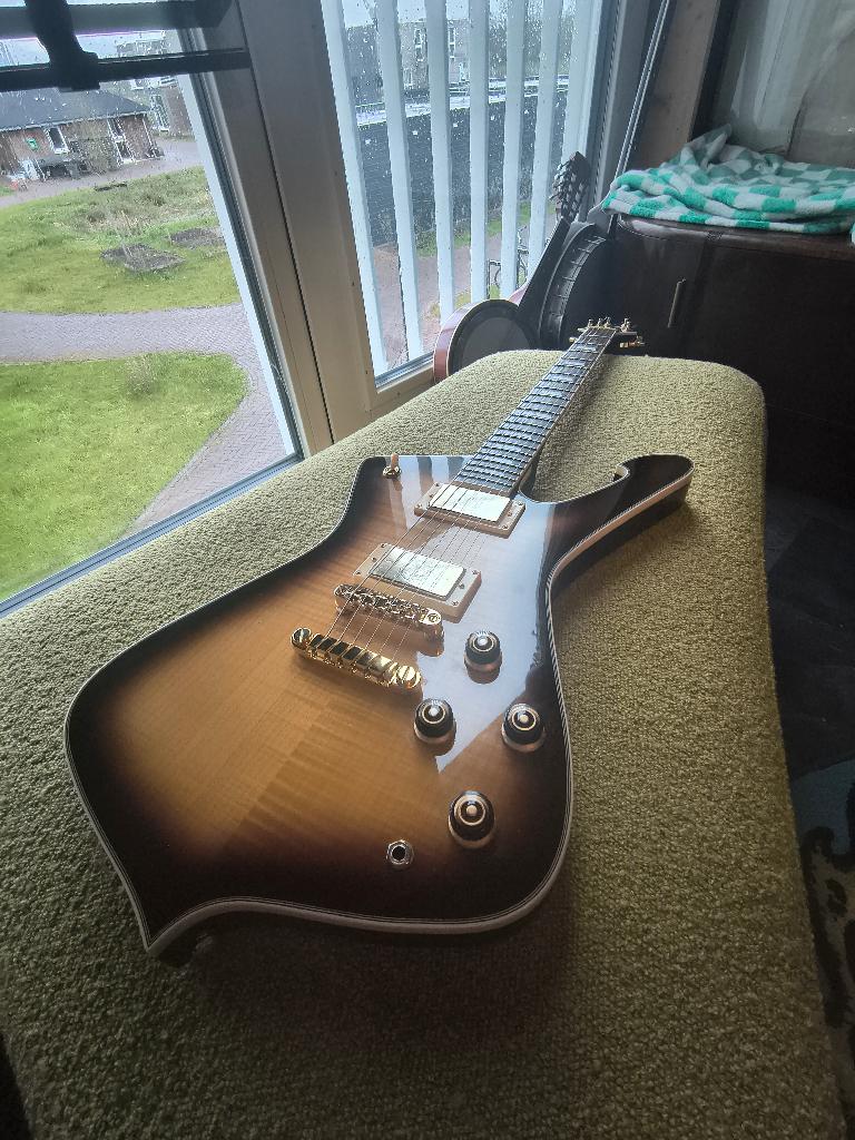 Ibanez Iceman IC420FM-VLS, Ophalen, Zo goed als nieuw, Solid body, Ibanez