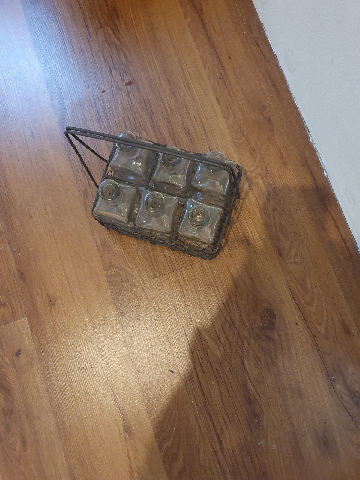 Rekje met flesjes erin, Huis en Inrichting, Woonaccessoires | Vazen, Ophalen of Verzenden, Overige kleuren, Glas, Minder dan 50 cm