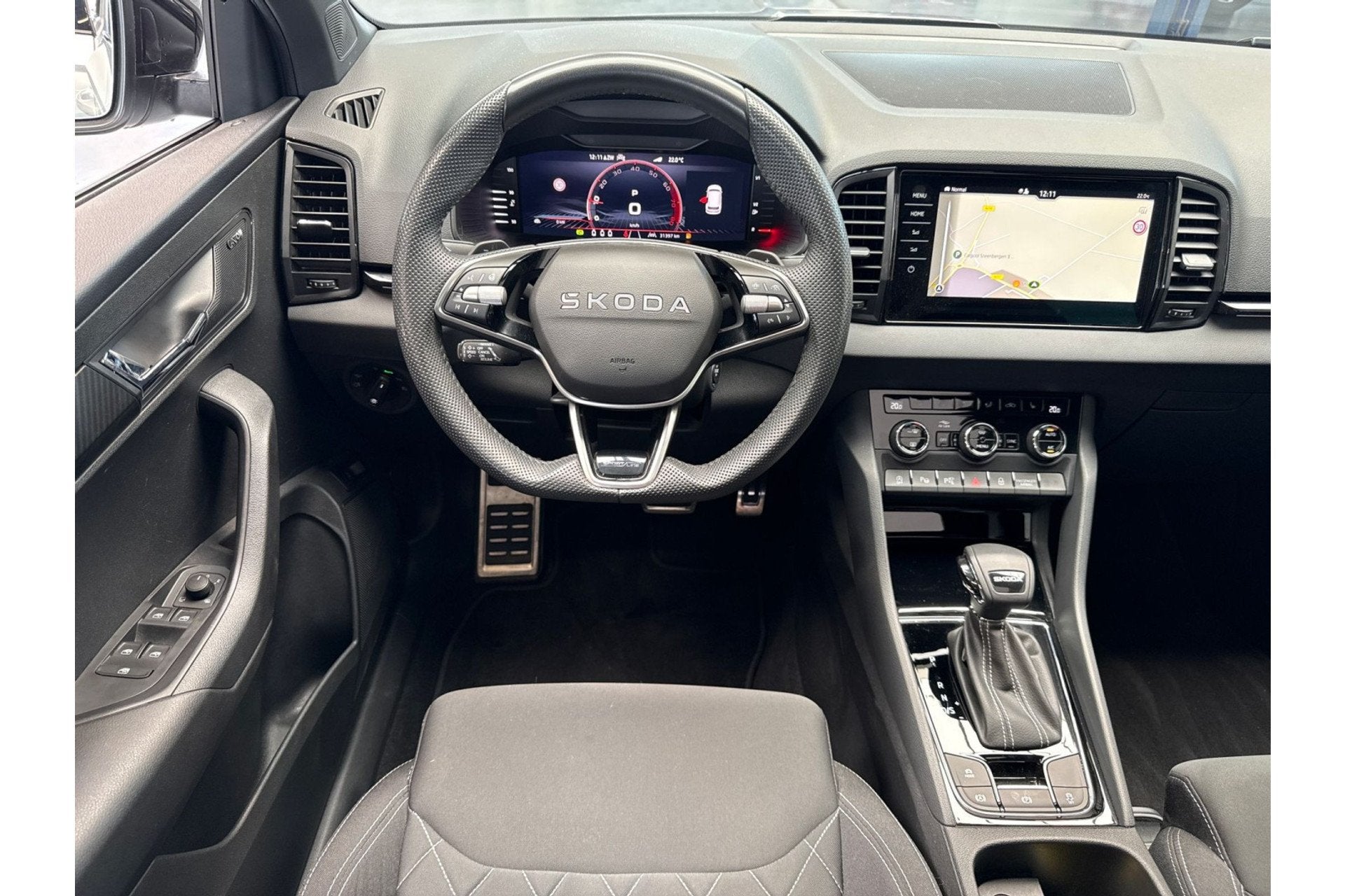 Skoda Karoq 1.5 TSI ACT Sportline Business (bj 2025), Auto's, Dealer onderhouden, Stof, Euro 6, Automatische klimaatregeling