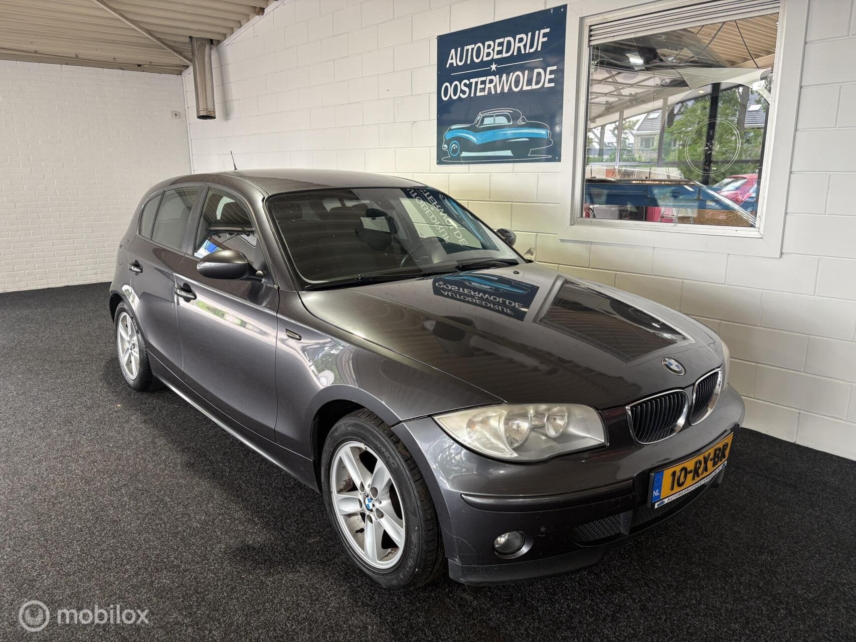 BMW 1-serie 116i High Executive Apk - Compleet onderhouden!, Auto's, Gebruikt, Zwart, 4 cilinders, 635 kg