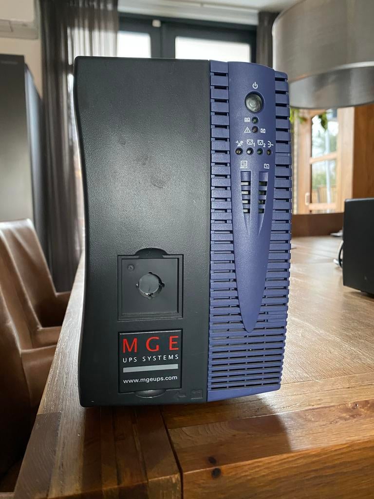 MGE UPS Systems Back-UPS - Batterij moet vervangen, Ophalen of Verzenden, Gebruikt