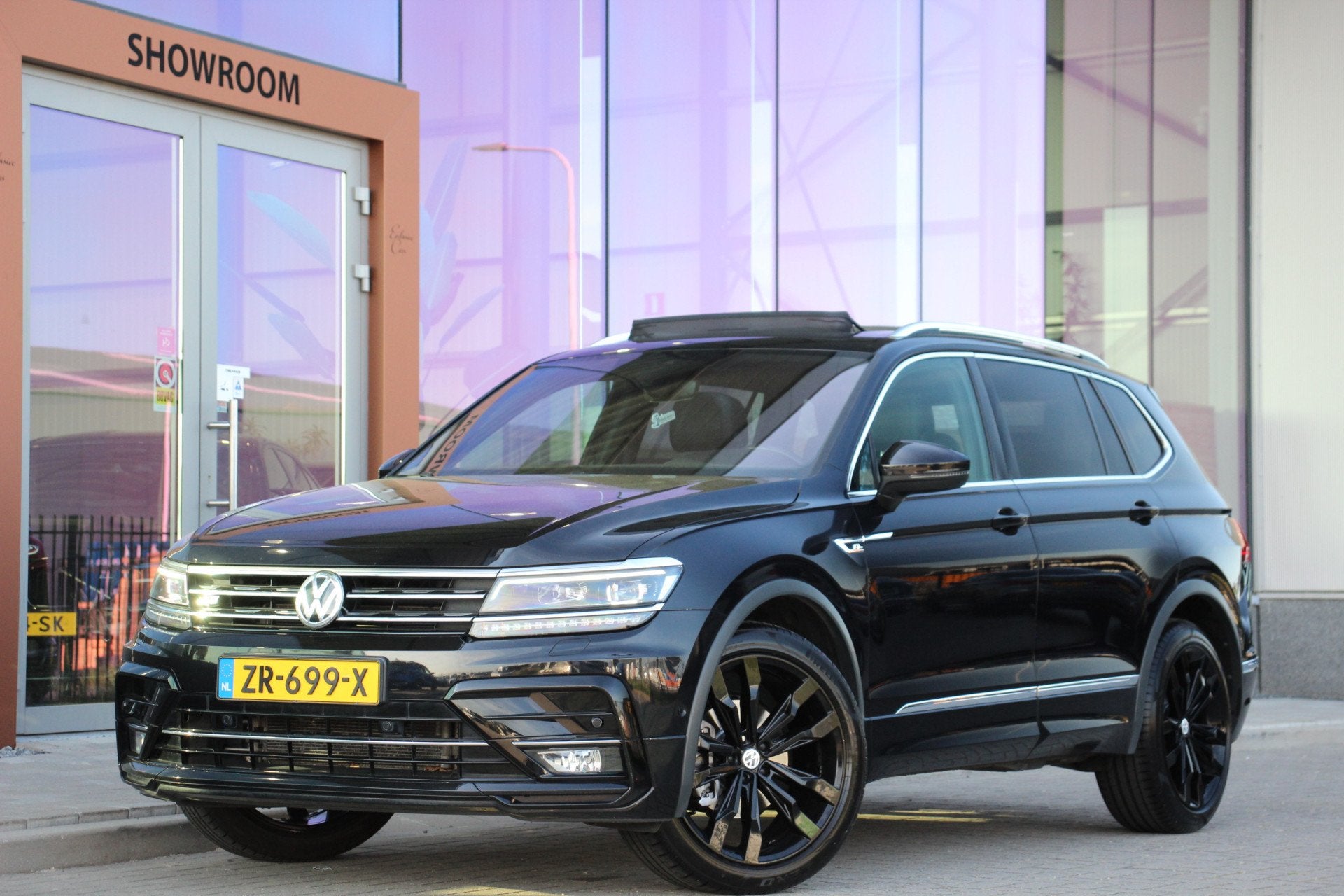 Volkswagen Tiguan Allspace 1.5 TSI Highline R-Line 7p. Pano, Auto's, Dealer onderhouden, Gebruikt, Euro 6, 150 pk