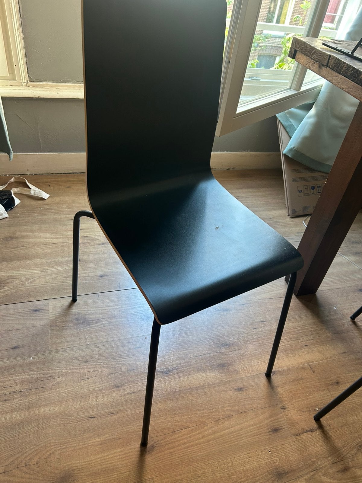 2 zwarte stoelen in goede staat, Huis en Inrichting, Ophalen, Gebruikt, Zwart, Vier