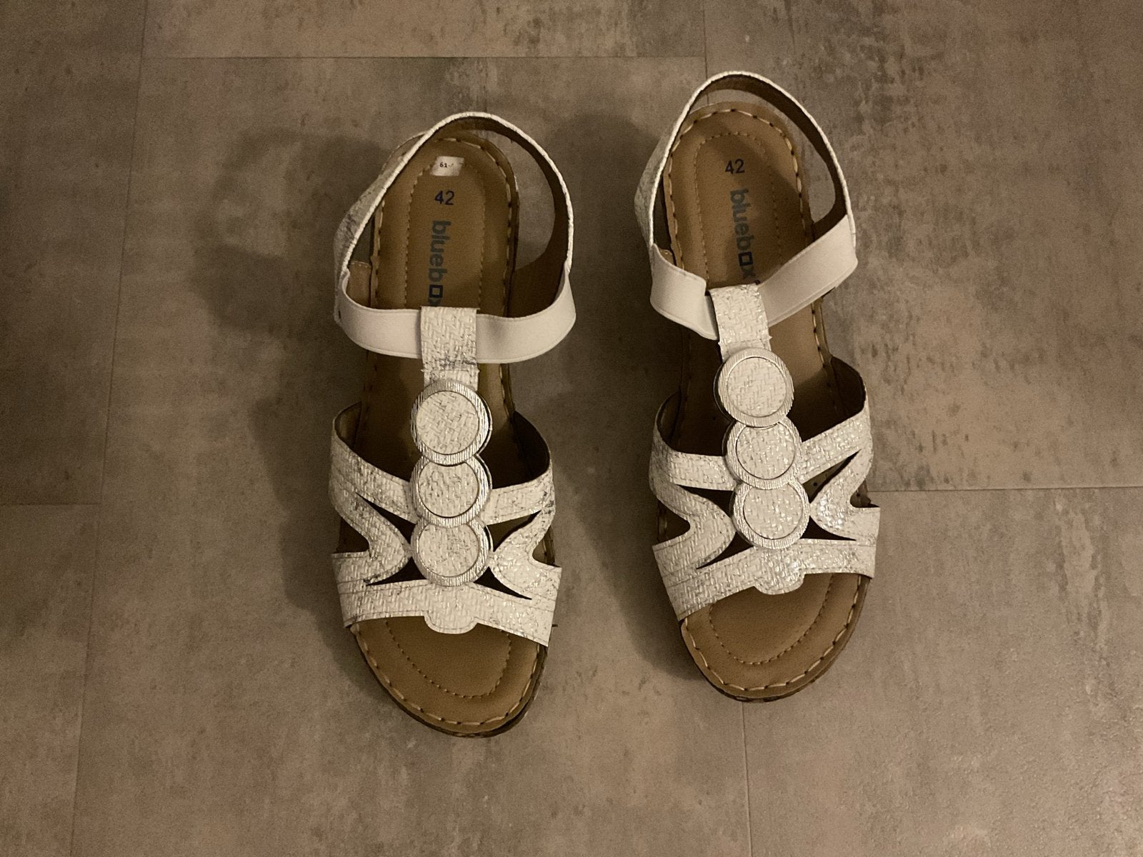 Witte Bluebox sandalen met sleehak, maat 42 valt als 41, Ophalen, Wit, Sandalen of Muiltjes, Zo goed als nieuw