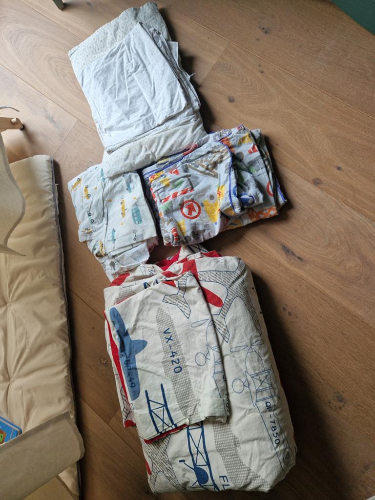 Kinderbeddengoed set: dekbed, kussen, 4 overtrekken 100x135, Ophalen of Verzenden, Gebruikt, Overige typen