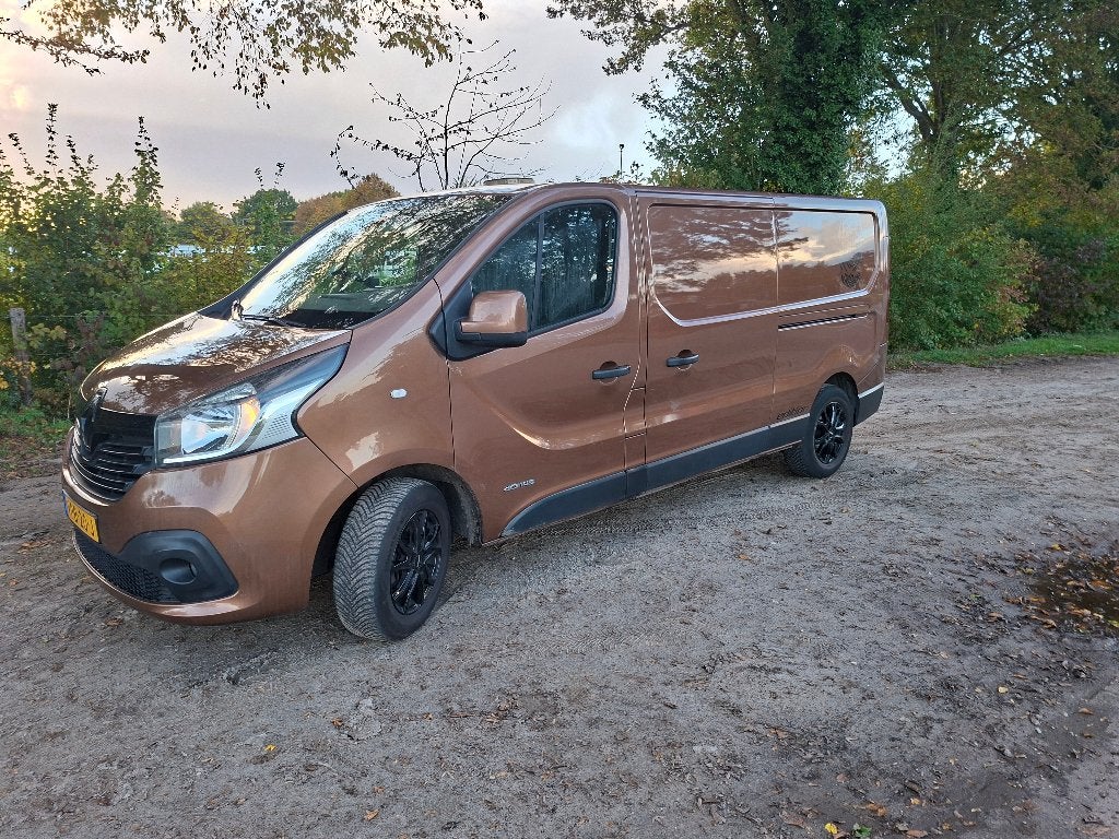 Renault Trafic dec 2016 Bruin euro 6 lengte 2 bomvol optie,s, Auto's, 145 pk, 4 cilinders, Bruin, Renault