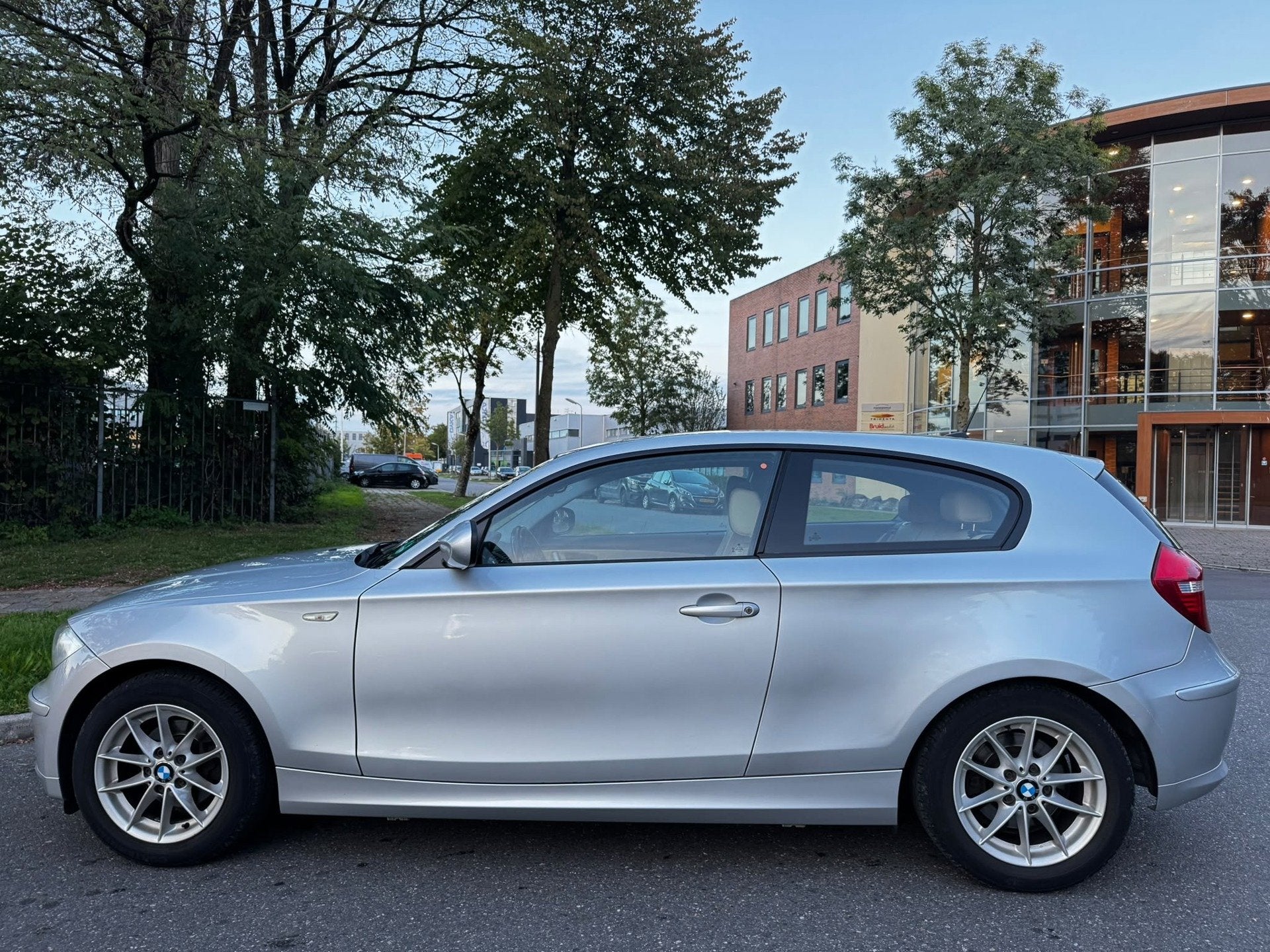 BMW 1-serie 118i Business Line, Auto's, 4 stoelen, Origineel Nederlands, 1265 kg, Zilver of Grijs