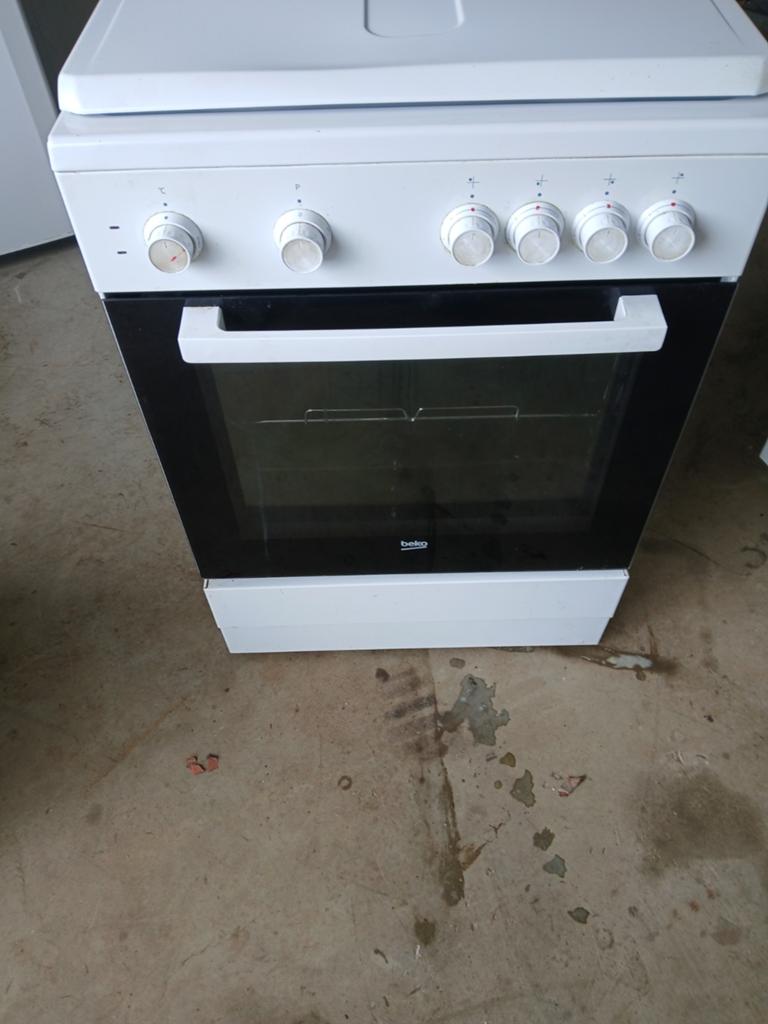 Elektrische fornuis beko, Ophalen, 4 kookzones, Vrijstaand, 85 tot 90 cm