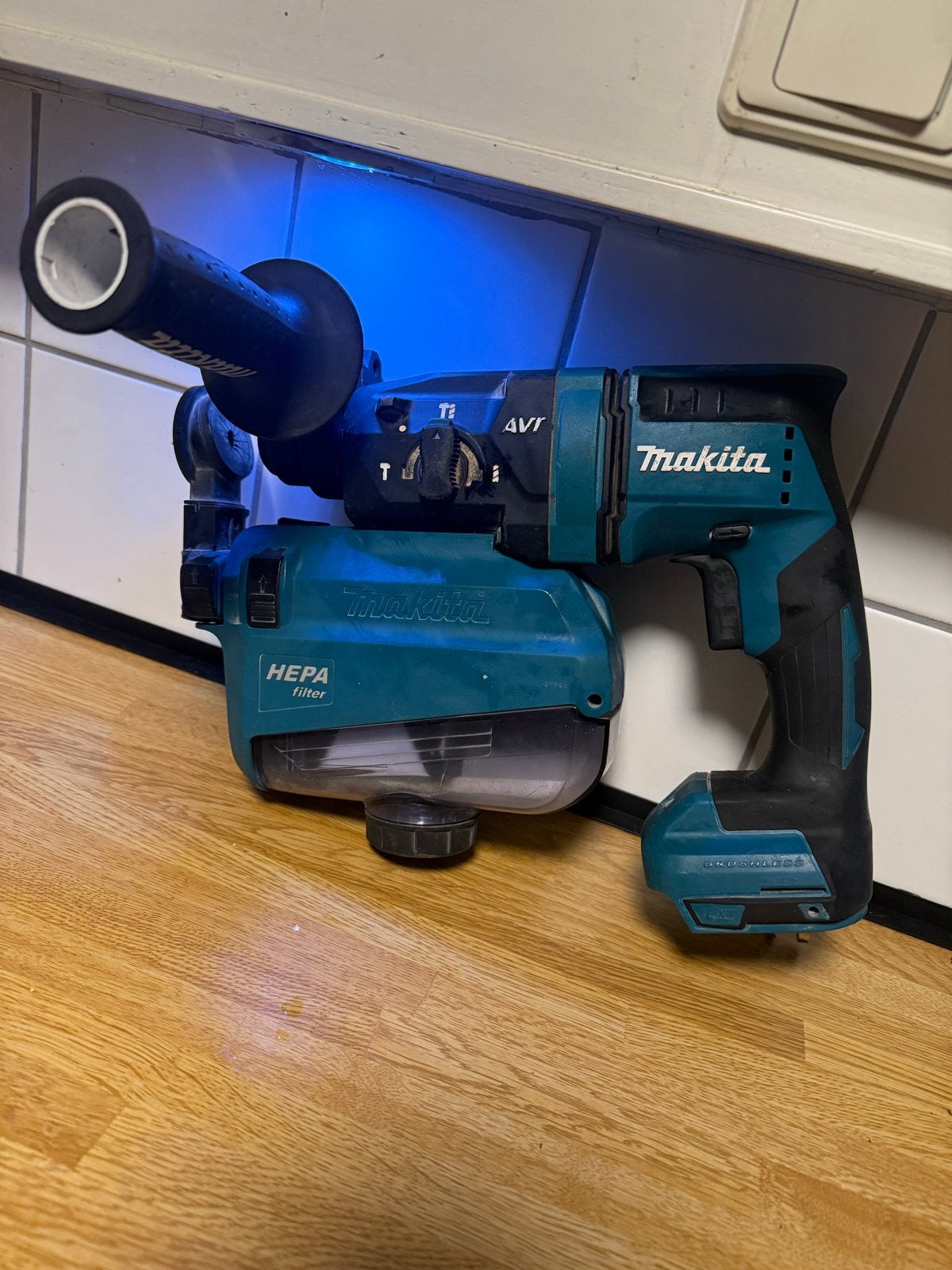 Makita AVT Boorhamer met stofafzuiging, Ophalen of Verzenden, Gebruikt, Boor- en/of Breekhamer, Klopboormechanisme