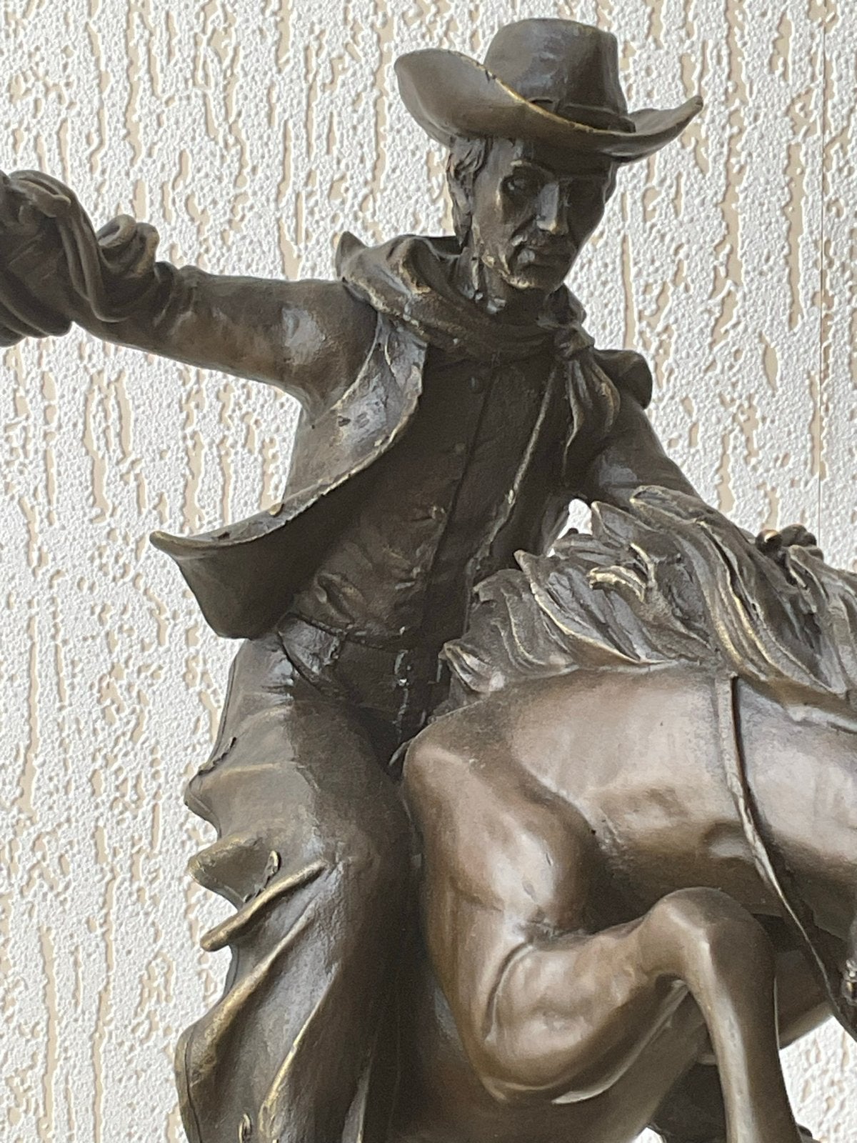 Bronzen beeld 'Bronco Buster' van Frederic Remington, Antiek en Kunst, Brons, Op sokkel, Beeld, Noord-Amerika