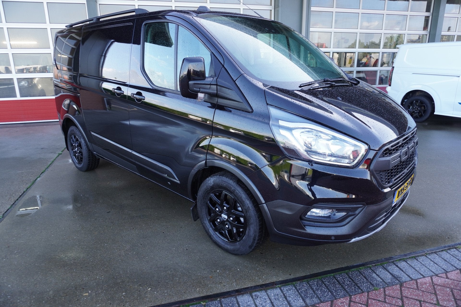 Ford Transit Custom 300 2.0 TDCI 130pk L1H1 Trail nr. V077 |, Auto's, Bestelauto's, Voorwielaandrijving, Euro 6, 4 cilinders, Zwart