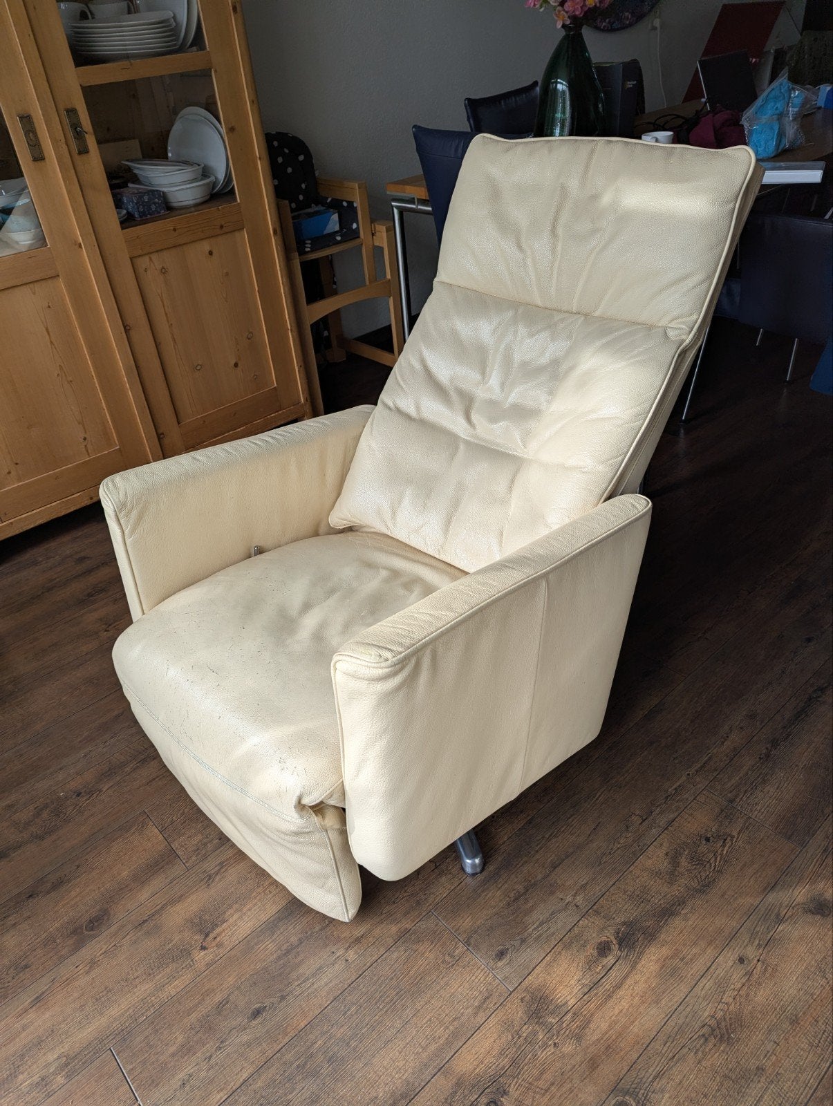 Relaxfauteuil, crème leer, mechanisch verstelbaar, Ophalen, Gebruikt, 50 tot 75 cm, Leer