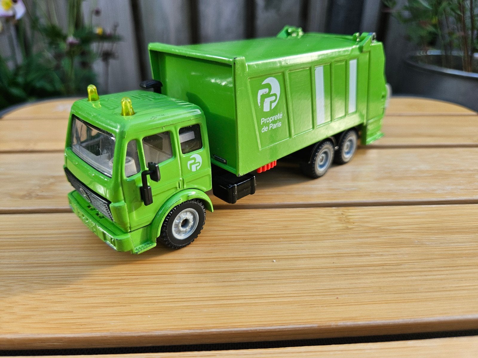Siku Mercedes SK Vuilniswagen Parijs 1:55 met container, Hobby en Vrije tijd, Modelauto's | 1:50, Ophalen of Verzenden, Zo goed als nieuw