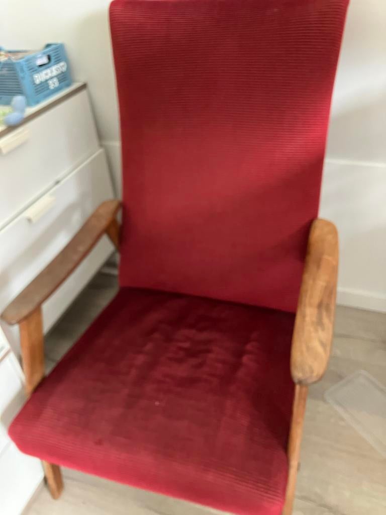 Vintage rode fauteuil met houten armleuningen, Huis en Inrichting, Stoelen, Ophalen, Gebruikt, Eén, Rood