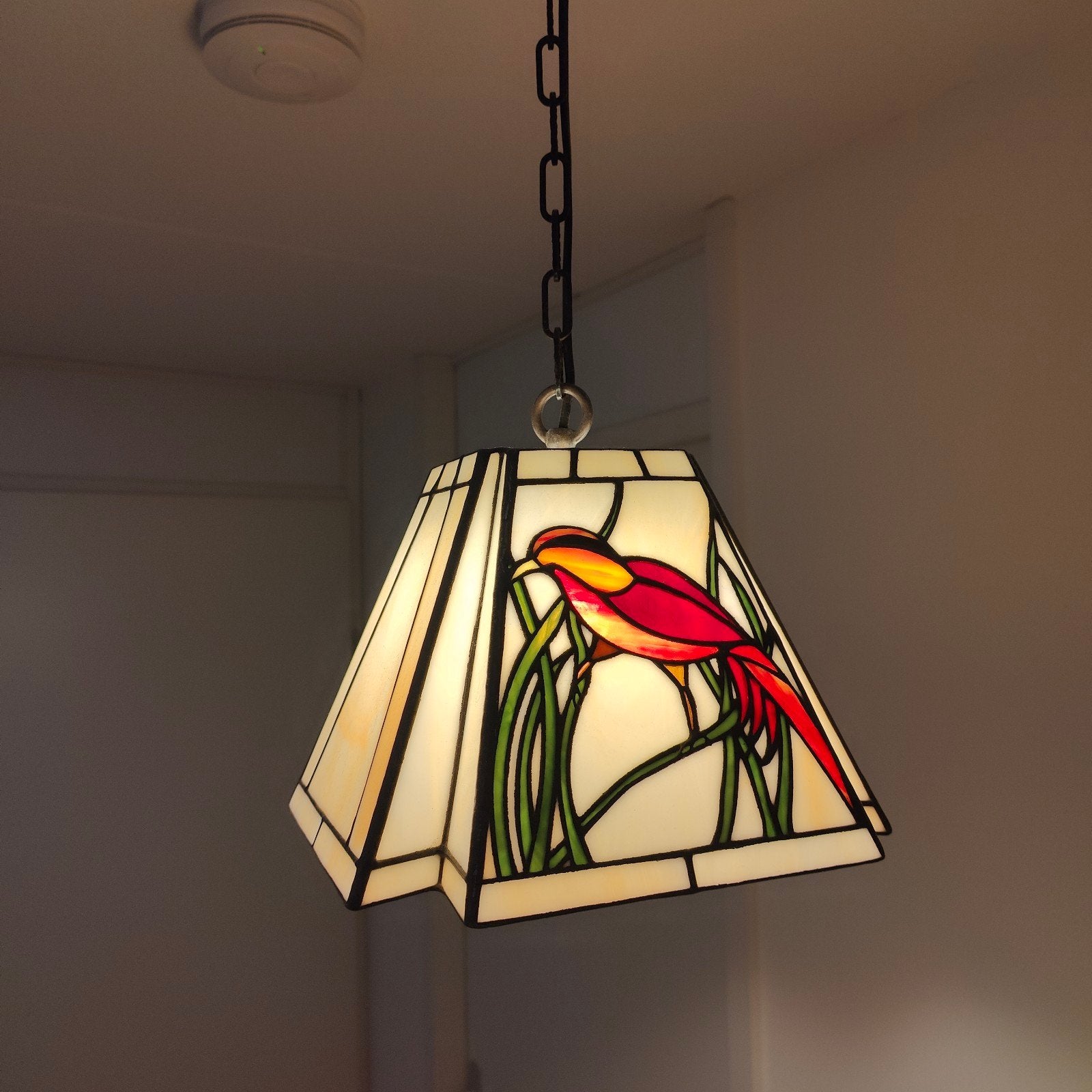 Tiffany stijl hanglamp paradijsvogel motief, Huis en Inrichting, Lampen | Hanglampen, Ophalen, Gebruikt, Tiffany, Art Nouveau, Klassiek
