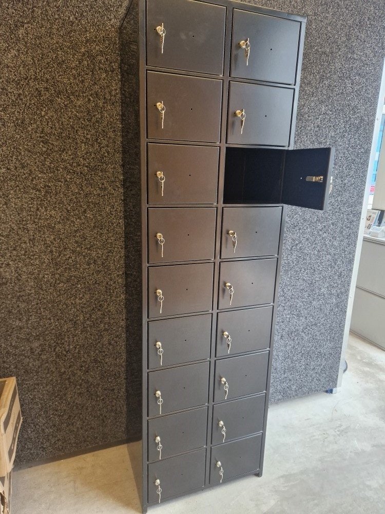 ALRECU Lockerkast met 18 Kluisjes zwart RAL9005 (zgan), Ophalen, Info@alrecu.nl, Zo goed als nieuw, Industrieel