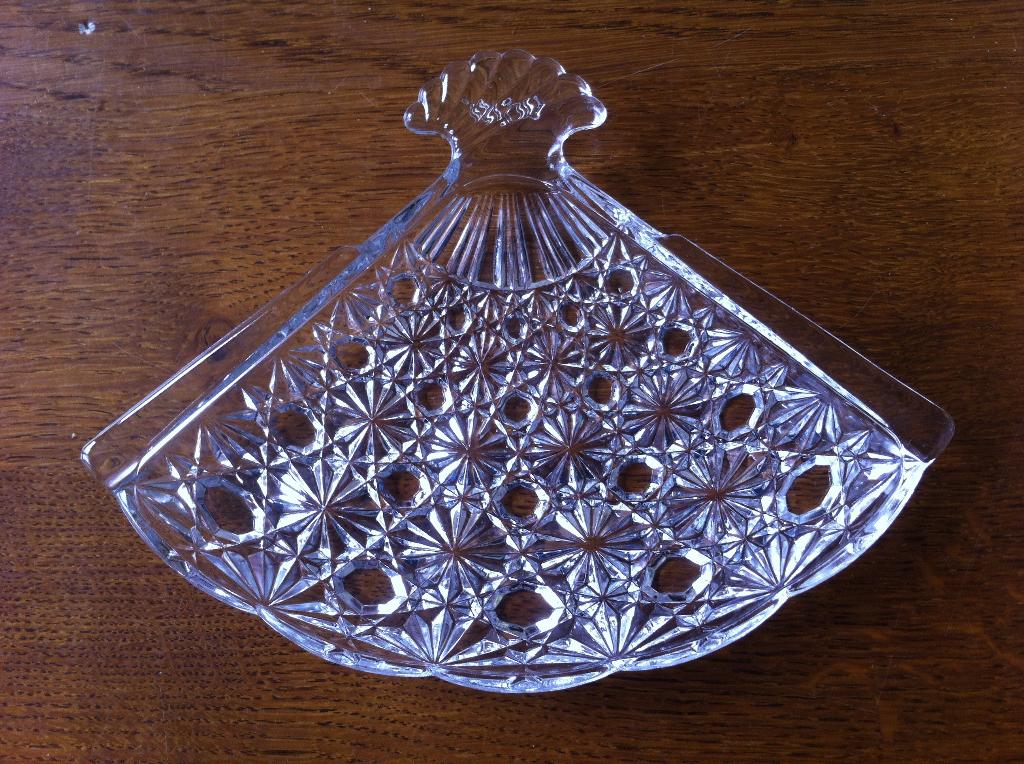 Schaal van Glas/Kristal in de vorm van een Waaier Puntgaaf, Antiek en Kunst, Ophalen of Verzenden