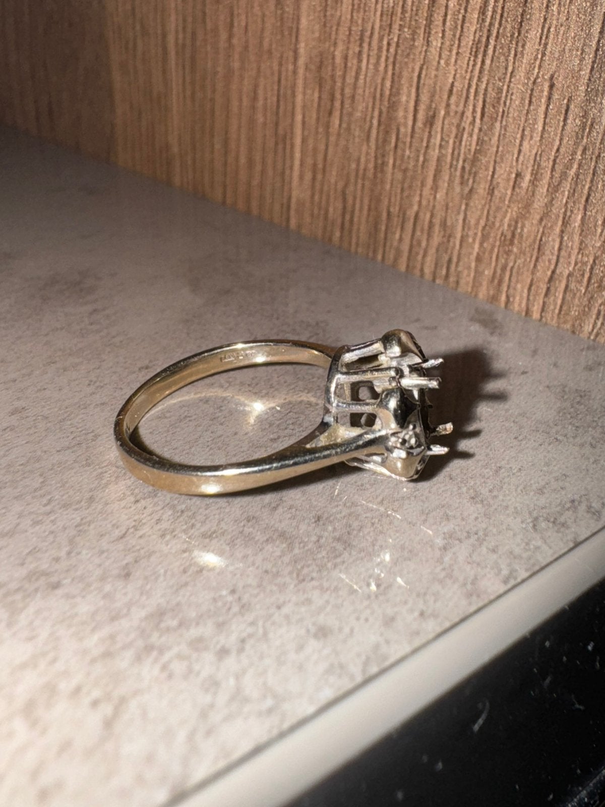 18k gouden ring met zetting en diamantjes (zonder steen), Antiek en Kunst, Ophalen of Verzenden
