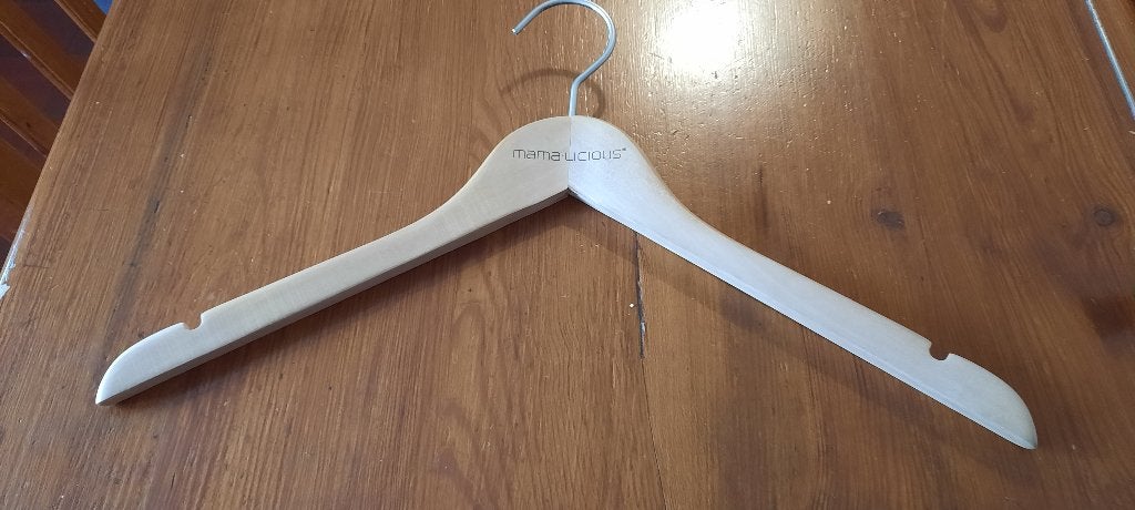 houten professionele kledinghangers, aantal 50-100 stuks, Ophalen, Zo goed als nieuw, Bindersestraat 31A, 5701 SX Helmond, Blauwelantaarn@gmail.com