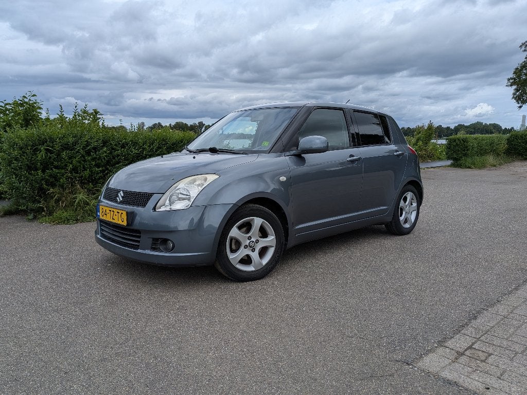 Suzuki Swift 1.3 Shogun 5DR Volledige onderhoudshistorie, Voorwielaandrijving, 40 €/maand, Zwart, 965 kg