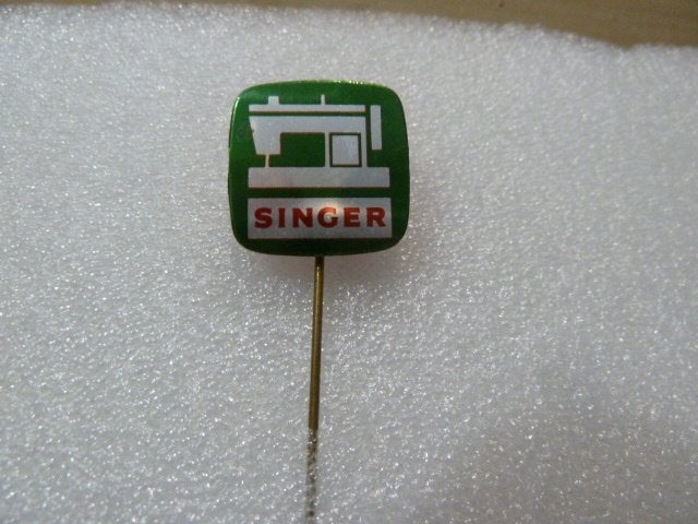 Vintage Singer Naaimachine Speldje / Pin, Ophalen of Verzenden, Gebruikt, Overige onderwerpen, Speldje of Pin