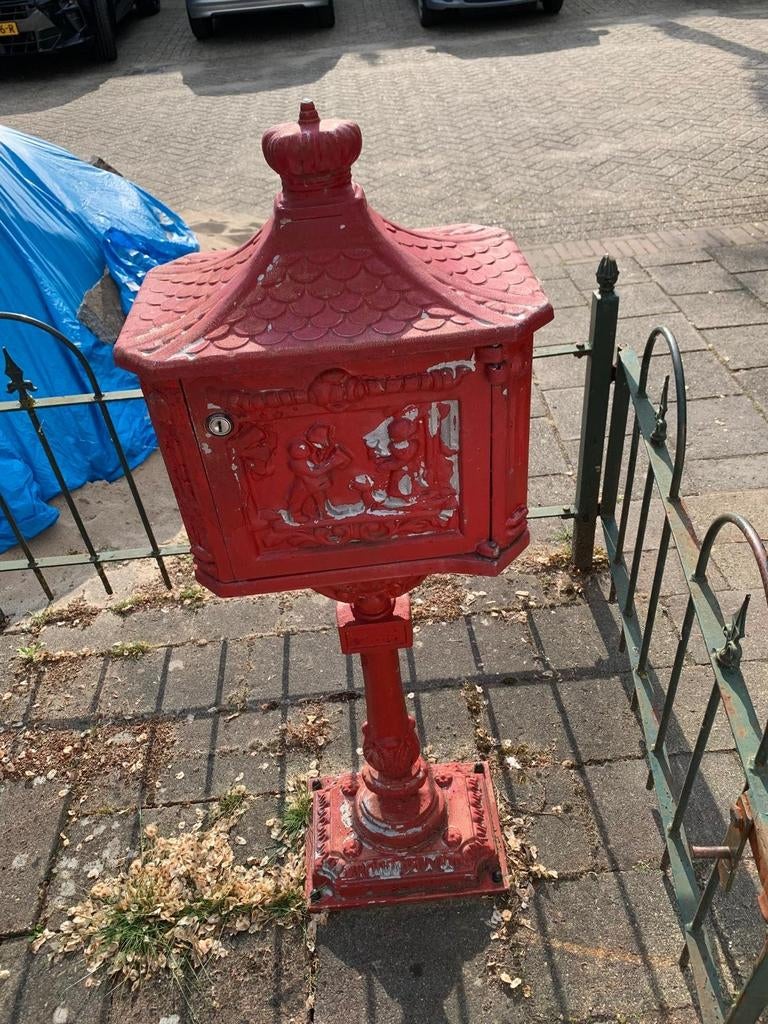 Antieke rode staande brievenbus, Tuin en Terras, Brievenbussen, Ophalen of Verzenden, Gebruikt, IJzer, Staande brievenbus