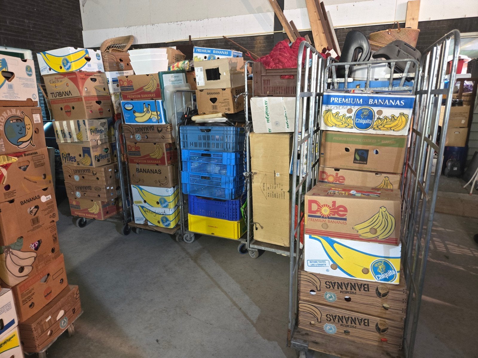 Foto 6 van zeer grote partij 19 rolcontainers rommelmarkt spullen