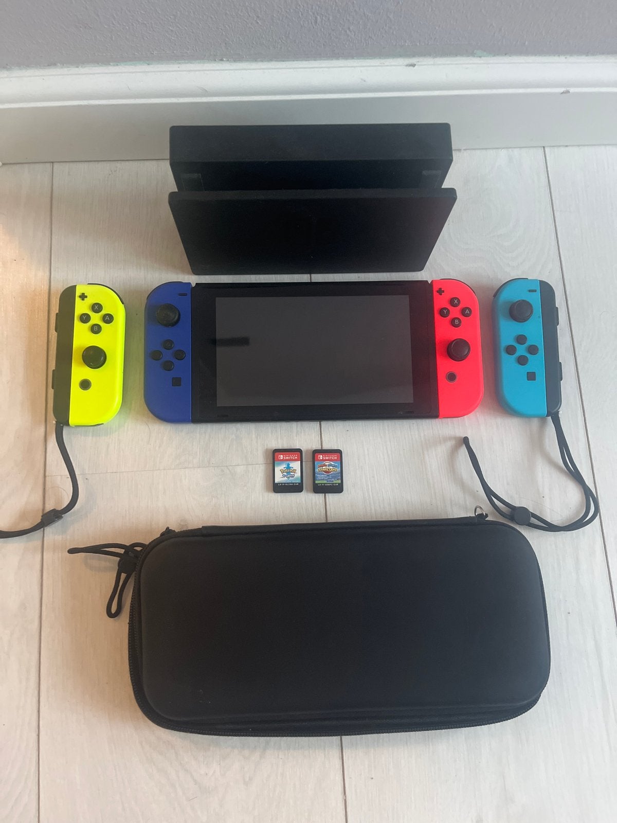 Nintendo Switch met 4 controllers en 2 games, Ophalen of Verzenden, Switch Original, Met 3 controllers of meer, Gebruikt