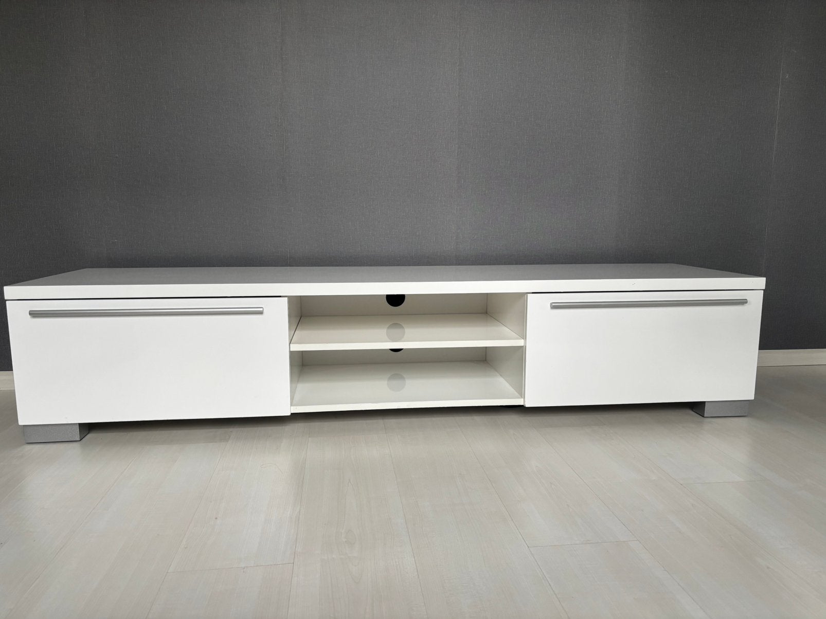 Hoogglans wit tv meubel met twee ruime lades. 180x45x37, Ophalen, Strak, 150 tot 200 cm, Zo goed als nieuw