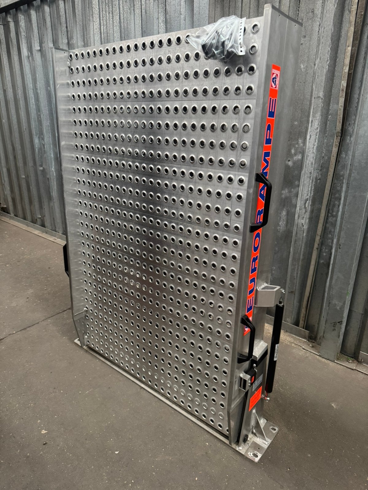 EURO RAMPE aluminium oprijramp 280 cm/laadklep met gasveren, Ophalen, Zo goed als nieuw
