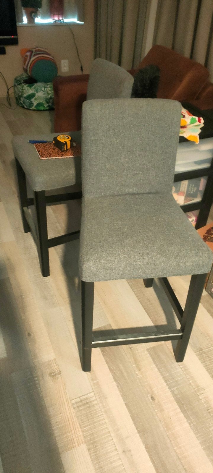2 grijze barkrukken te koop in Putte (NL), Huis en Inrichting, Barkrukken, Ophalen