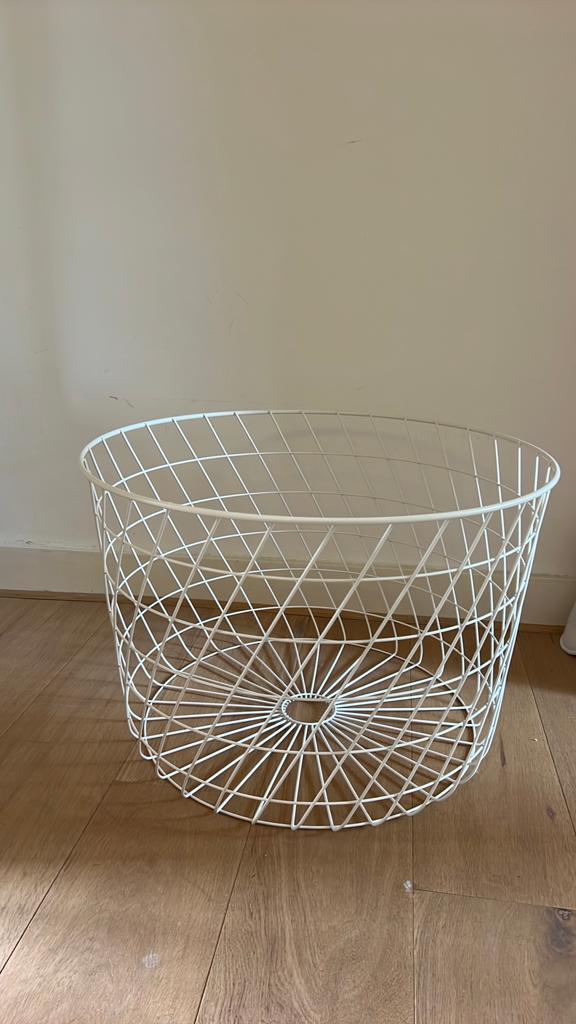 Mooie metalen witte draadmand IKea, Huis en Inrichting, Woonaccessoires | Schalen en Manden, Ophalen, Zo goed als nieuw, Rond