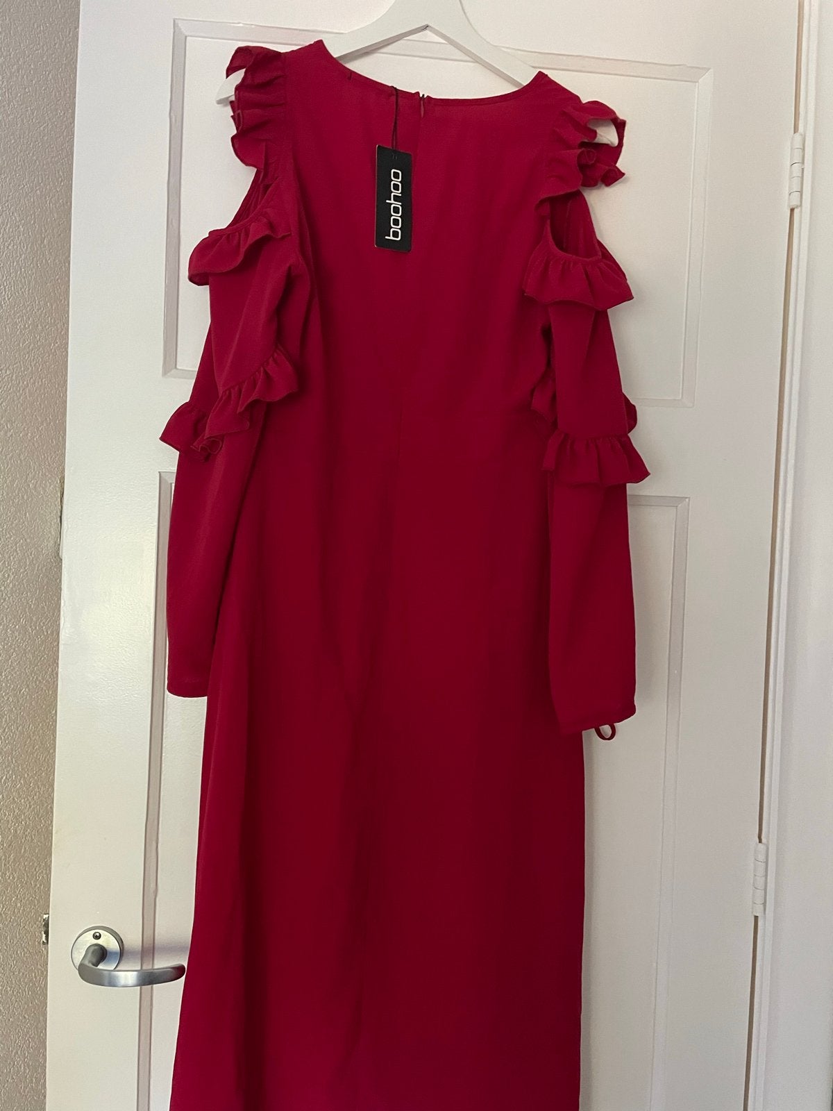 Boohoo rode midi jurk met ruches - Nieuw met kaartje, Maat 38/40 (M), Nieuw, Ophalen of Verzenden, Rood
