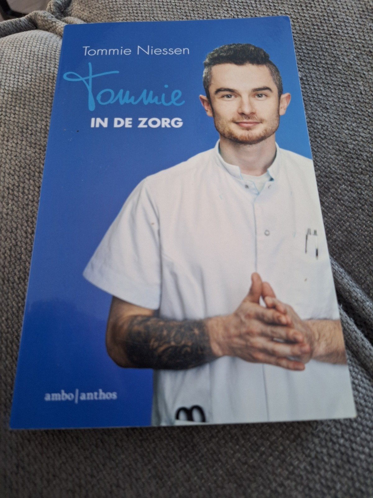 Tommie in de Zorg - Tommie Niessen (Boek), Ophalen of Verzenden, Gelezen, Tommie Niessen, Nederland