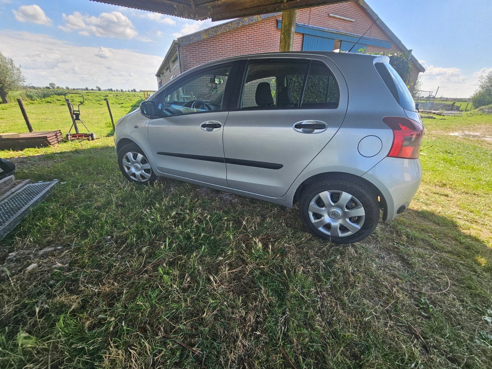 Toyota Yaris 1.0 12V Vvt-i 5DR Terra 2008 Grijs, Auto's, Voorwielaandrijving, 40 €/maand, Origineel Nederlands, Handgeschakeld