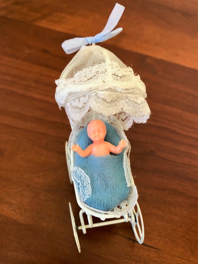 Vintage Kleine Victoriaans Kinderwagen Metaal Popje 9 cm, Verzamelen, Ophalen of Verzenden, Gebruikt, Pop