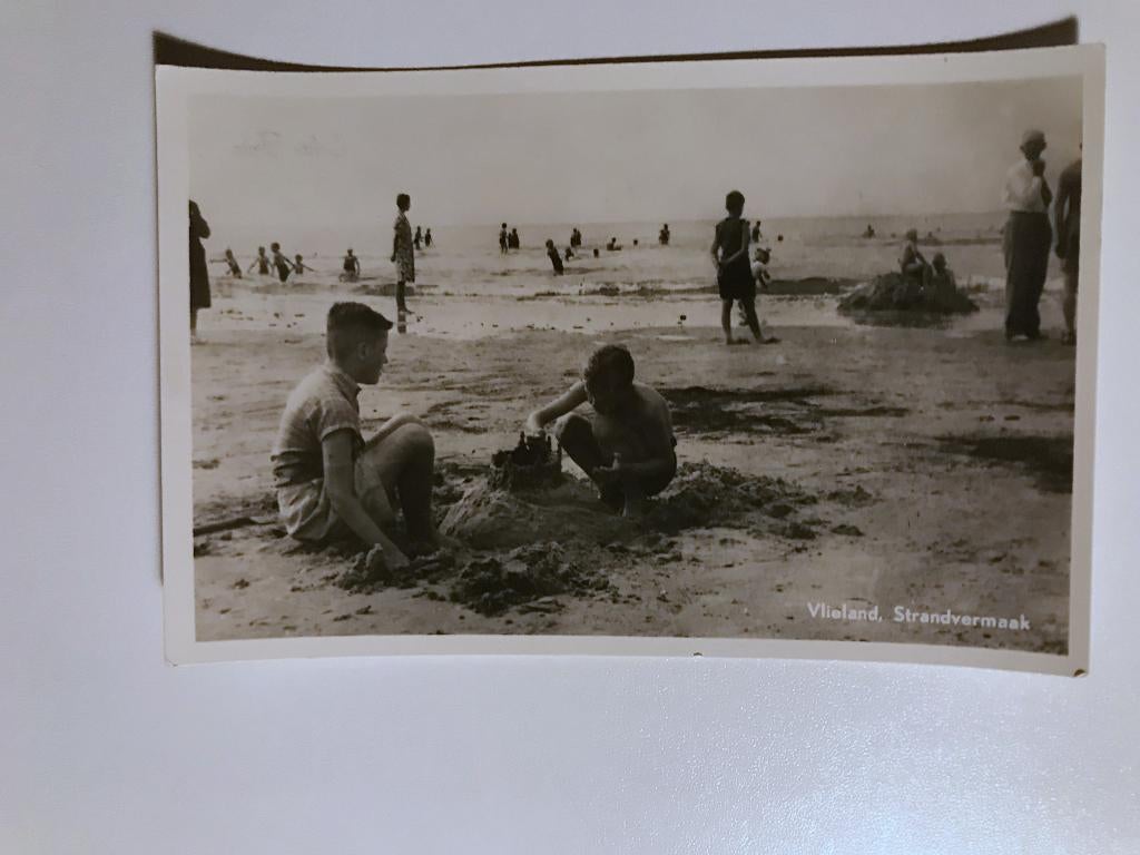 Vlieland strandvermaak, Verzamelen, Ansichtkaarten | Nederland, Verzenden, 1940 tot 1960, Ongelopen, Waddeneilanden