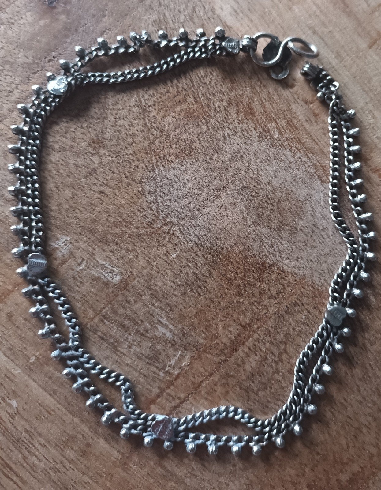 Vintage zilverkleurige enkelband met bedels, Ophalen of Verzenden, Gebruikt, Zilver, Met bedels of kralen