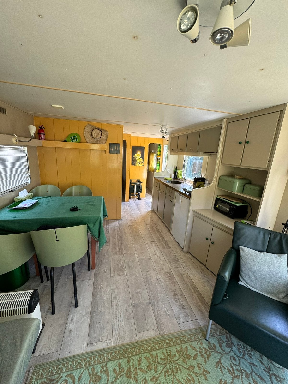 Mooie Karavaan te huur op een rustige plek op camping Bakkum, Caravans en Kamperen, Verhuur