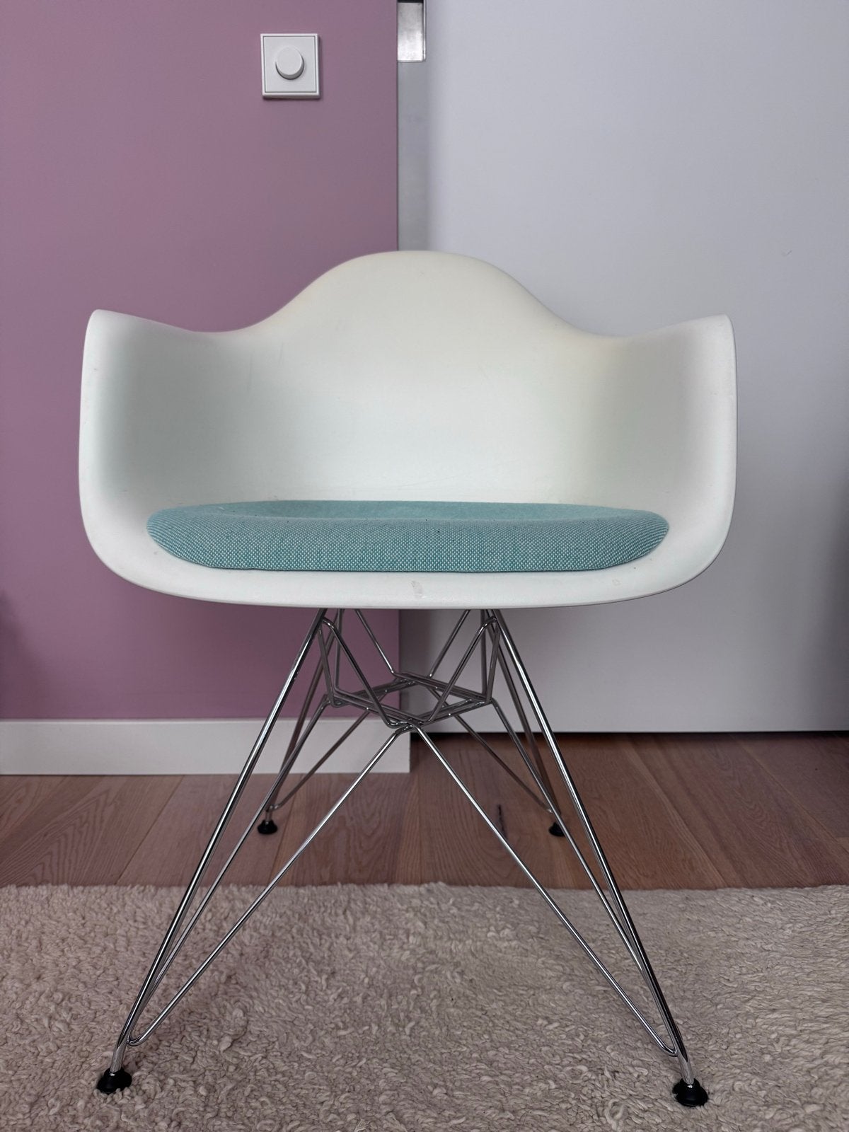 Set van 4 Vitra Eames Plastic Armchair Wit blauwgroen kussen, Huis en Inrichting, Ophalen, Kunststof, Gebruikt, Wit